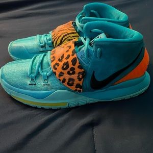 Men’s 8.5 Nike Kyrie Irving basketball shoes